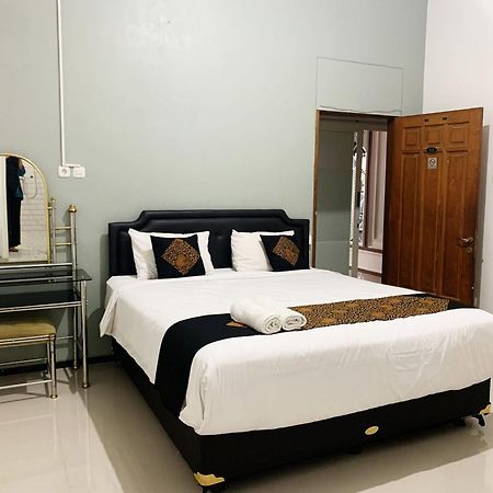 Tjahaja Baroe Syariah Mitra Reddoorz At Dukuh Kupang Hotel Surabaya Ngoại thất bức ảnh