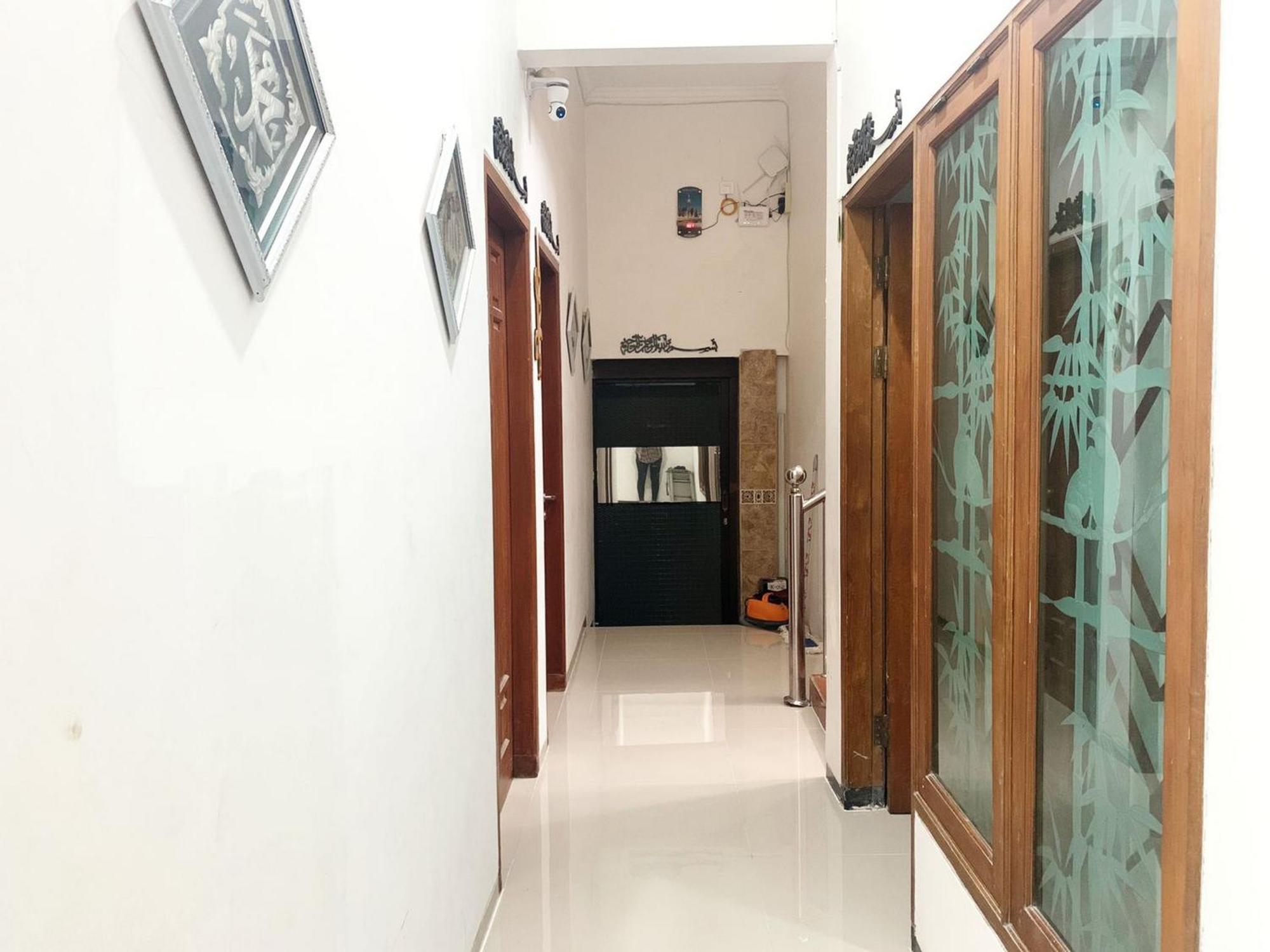 Tjahaja Baroe Syariah Mitra Reddoorz At Dukuh Kupang Hotel Surabaya Ngoại thất bức ảnh