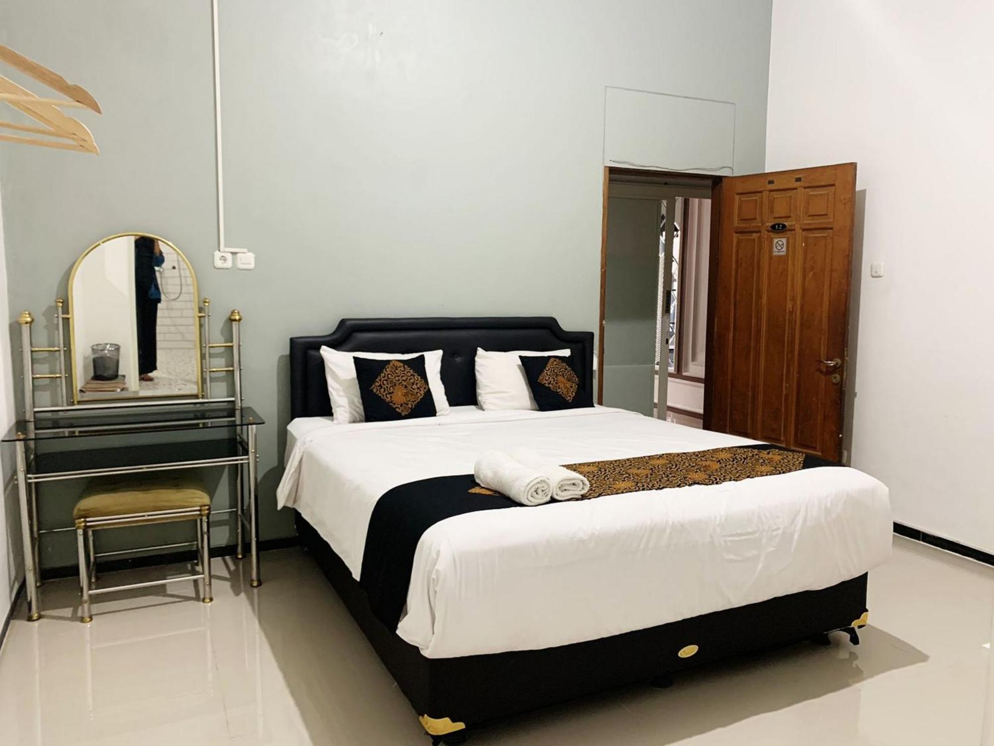 Tjahaja Baroe Syariah Mitra Reddoorz At Dukuh Kupang Hotel Surabaya Ngoại thất bức ảnh