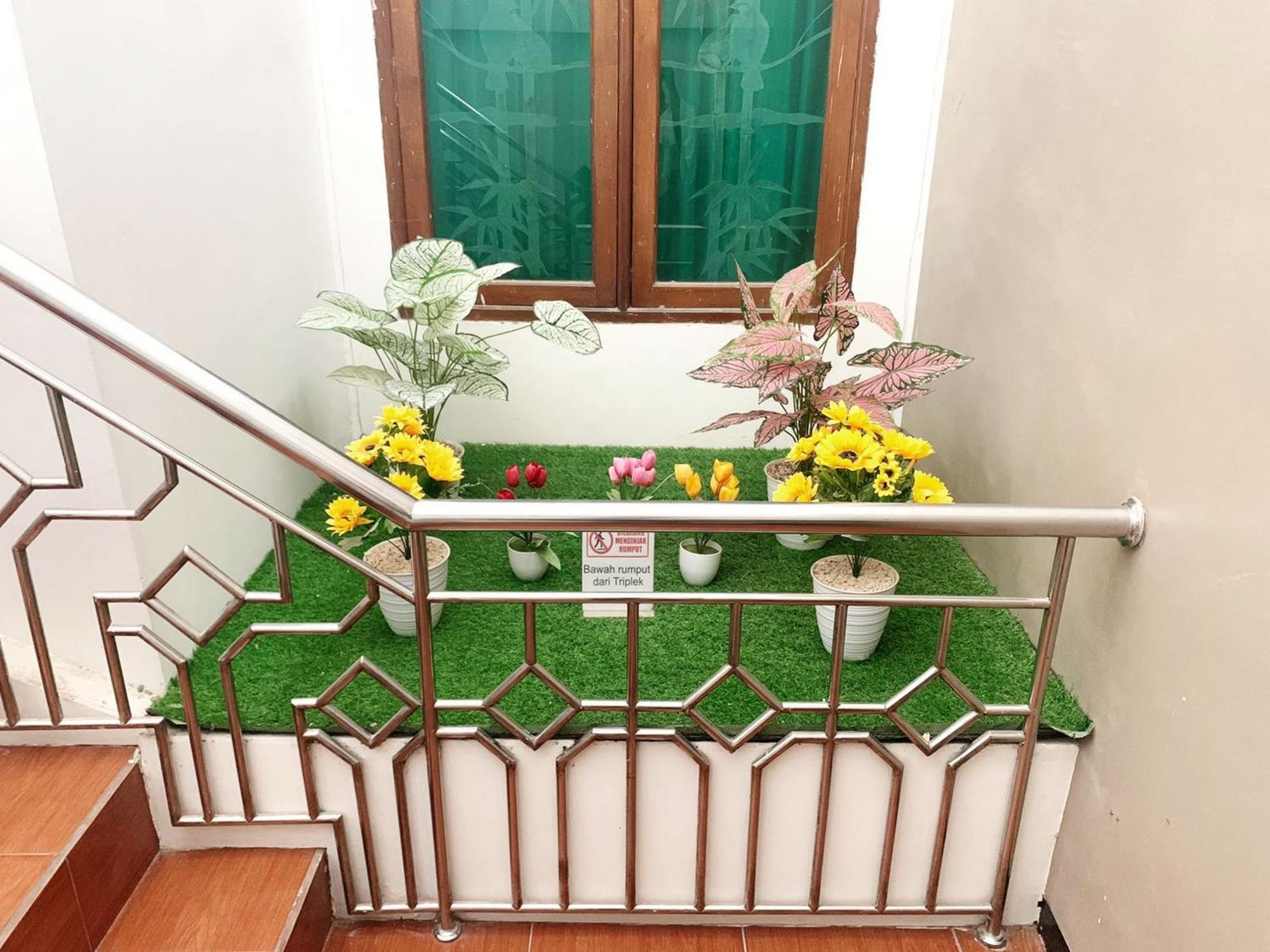 Tjahaja Baroe Syariah Mitra Reddoorz At Dukuh Kupang Hotel Surabaya Ngoại thất bức ảnh